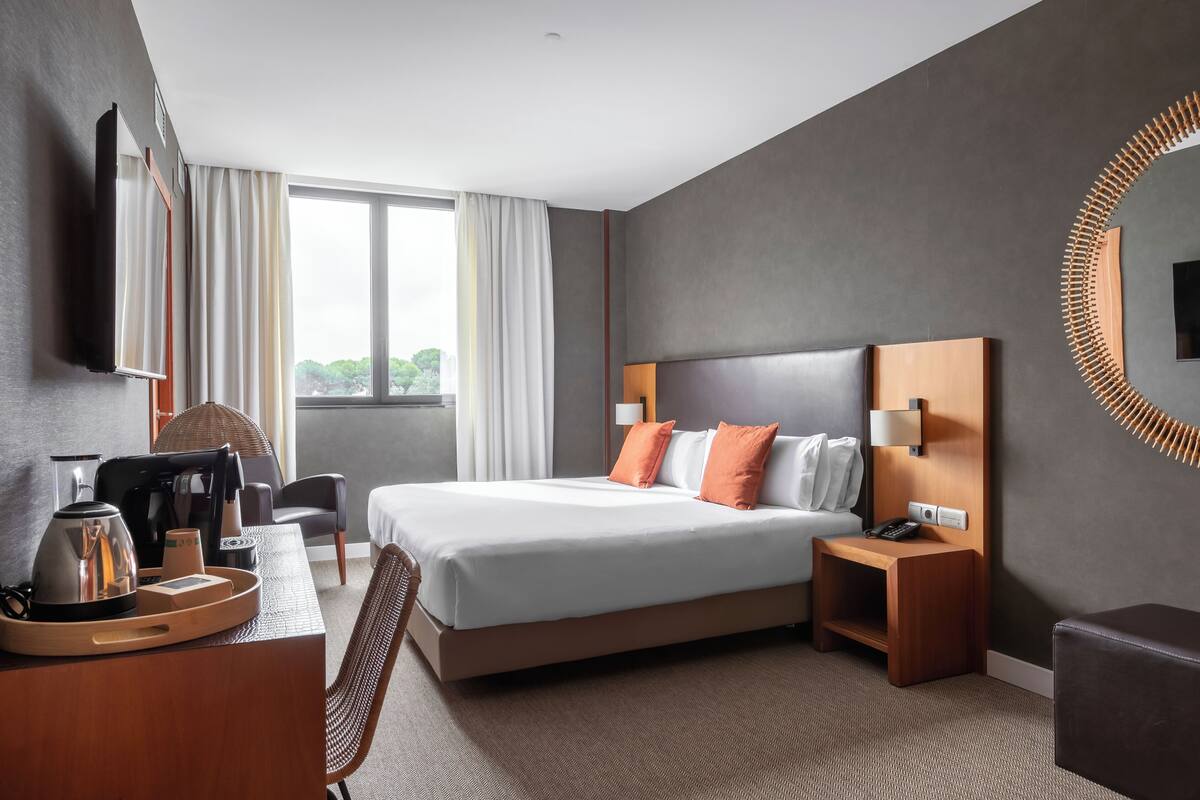 Superior Double or Twin Room | Minibar, in-room safe, desk, blackout drapes