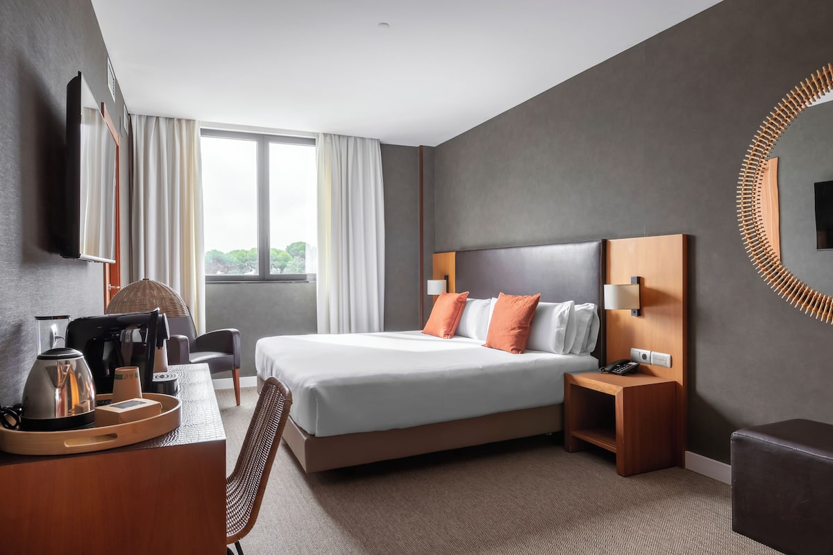 Superior Double or Twin Room | Minibar, in-room safe, desk, blackout drapes