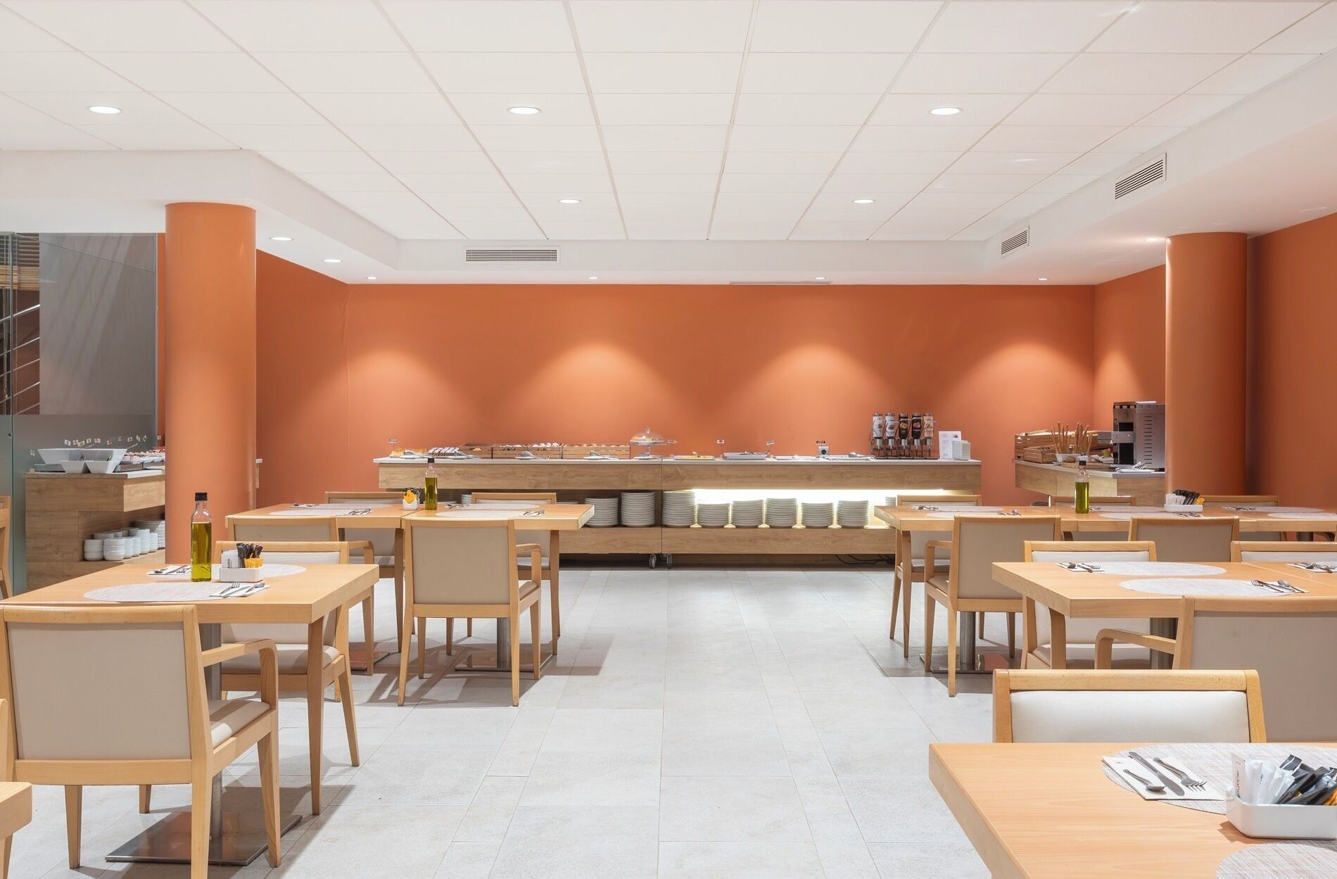 Sarapan bufet setiap hari (EUR 14 seorang) 