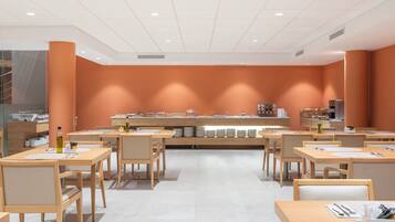 Se ofrece un desayuno bufé todos los días (14 EUR por persona)