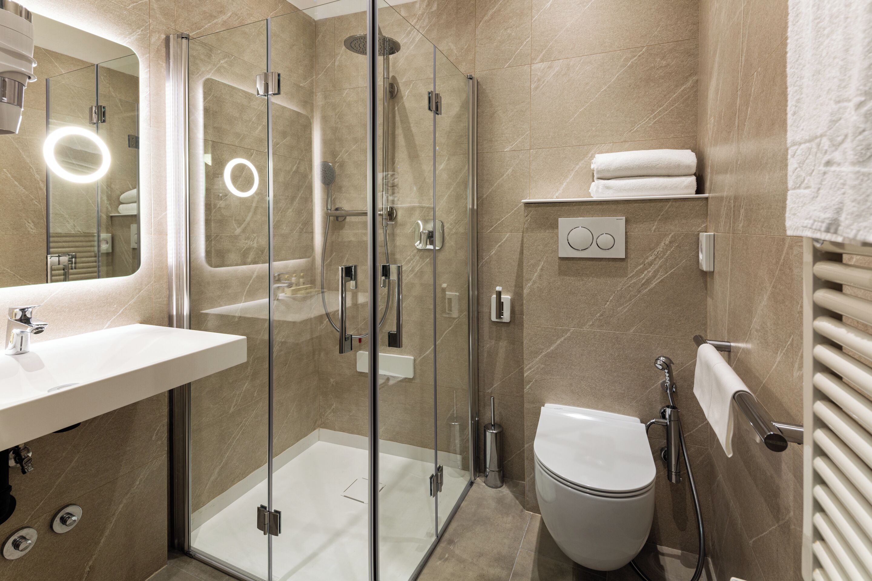Combined shower/bathtub, free toiletries, slippers, bidet
