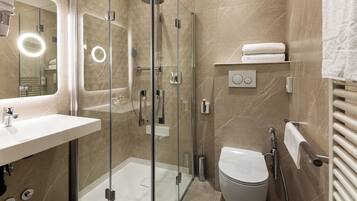 Combined shower/bathtub, free toiletries, slippers, bidet