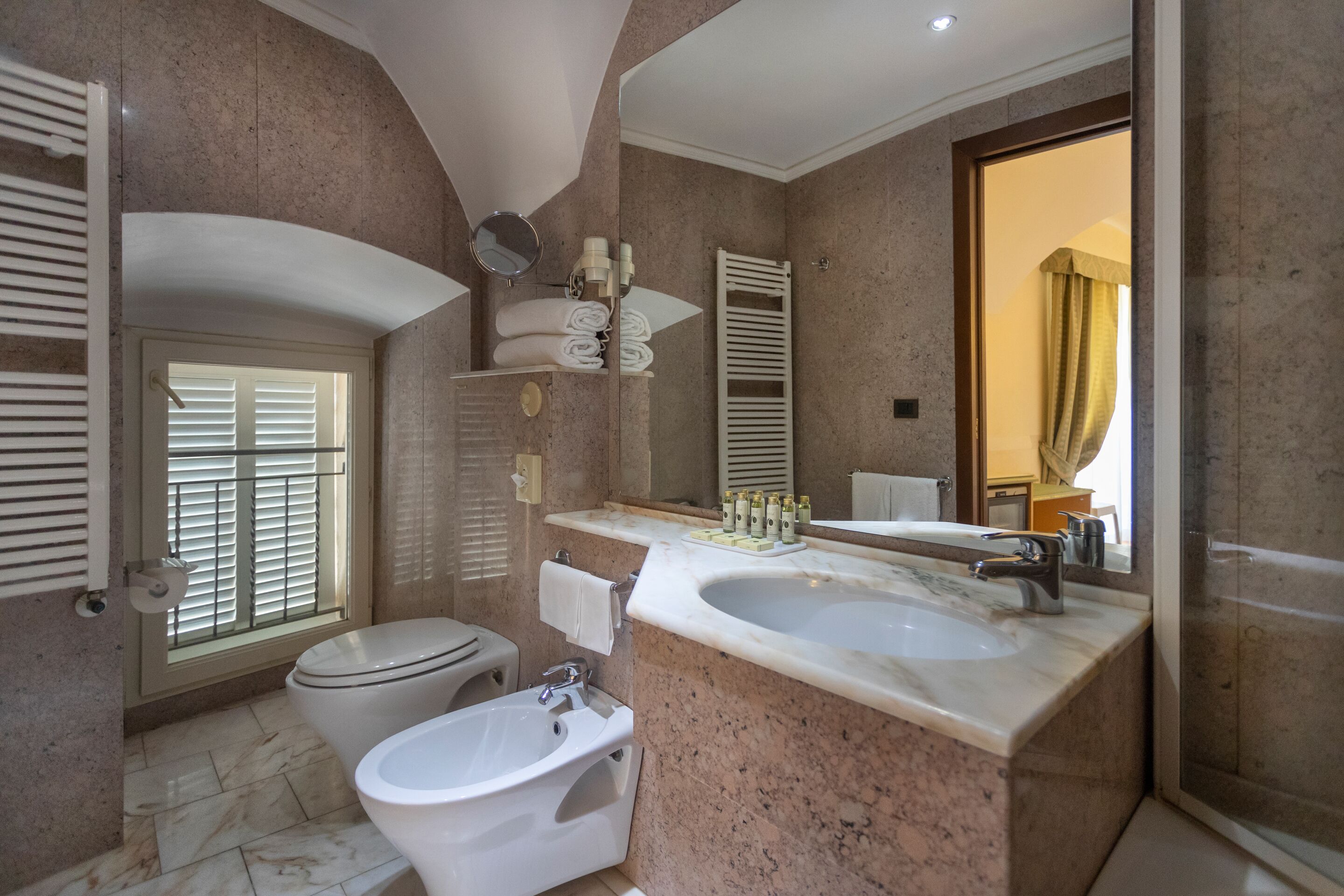 combined shower/bathtub, free toiletries, slippers, bidet