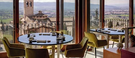 2 restaurants servant le déjeuner, le dîner et le souper