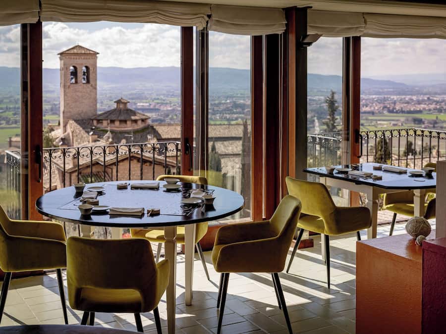 2 restaurants; breakfast, lunch and dinner served