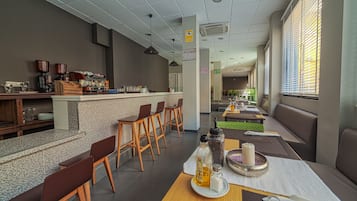 Desayuno buffet todos los días (EUR 8 por persona)