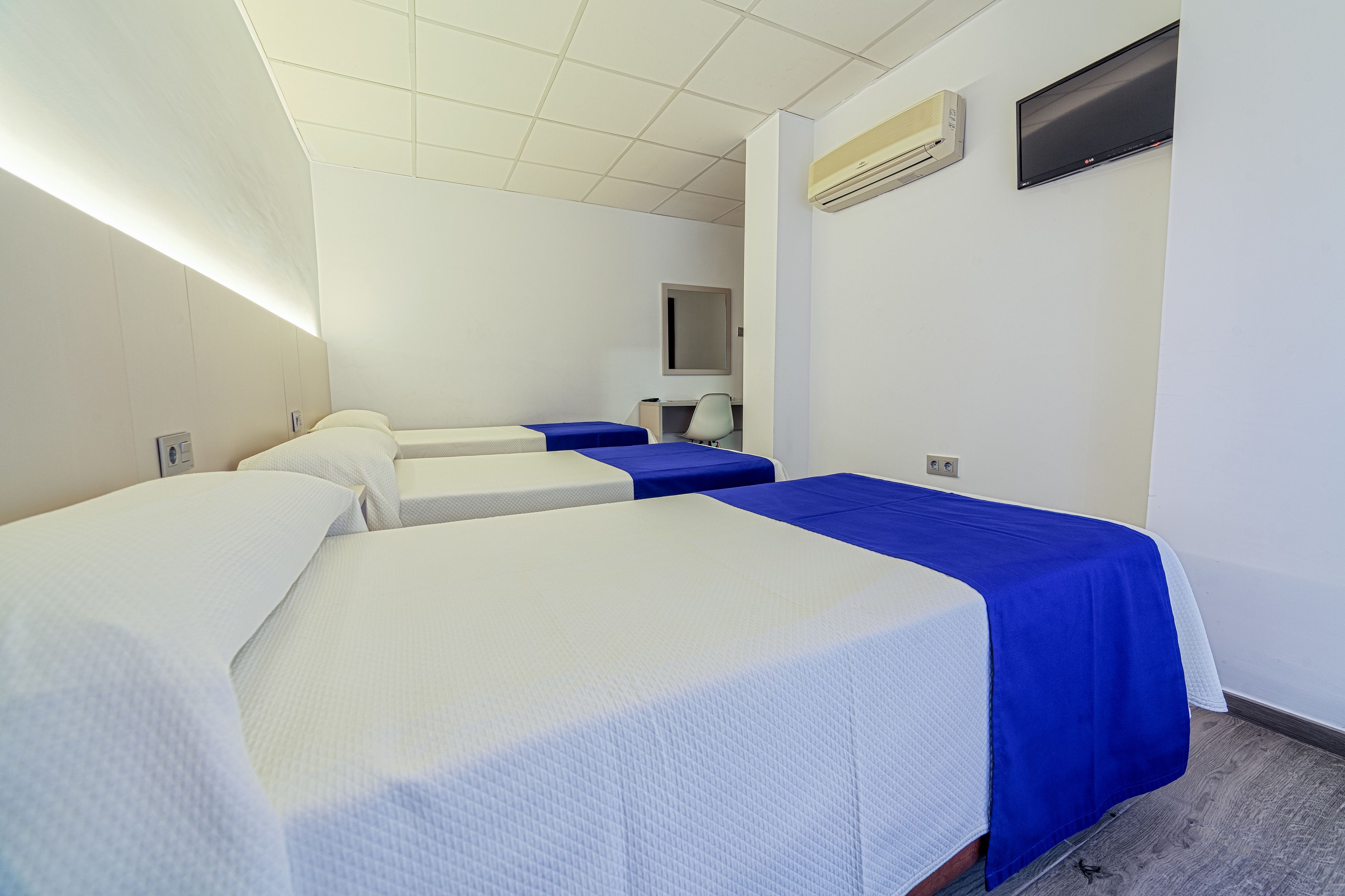 in-room safe, desk, laptop workspace, blackout curtains