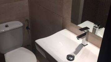 Un baño con inodoro y lavabo.