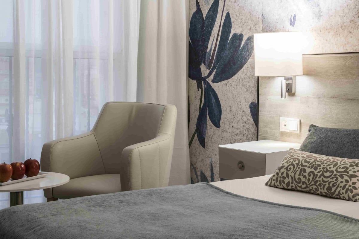 Double Room | In-room safe, desk, laptop workspace, blackout drapes