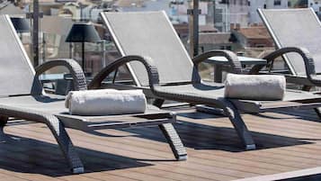 Una piscina al aire libre de temporada
