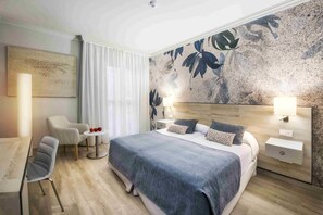 Dobbeltværelse | Pengeskab på værelset, skrivebord, arbejdsområde til bærbare computere