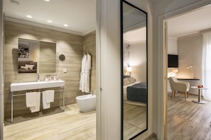 Family Room | In-room safe, desk, laptop workspace, blackout curtains - Sallés Hotel Málaga Centro (Málaga)