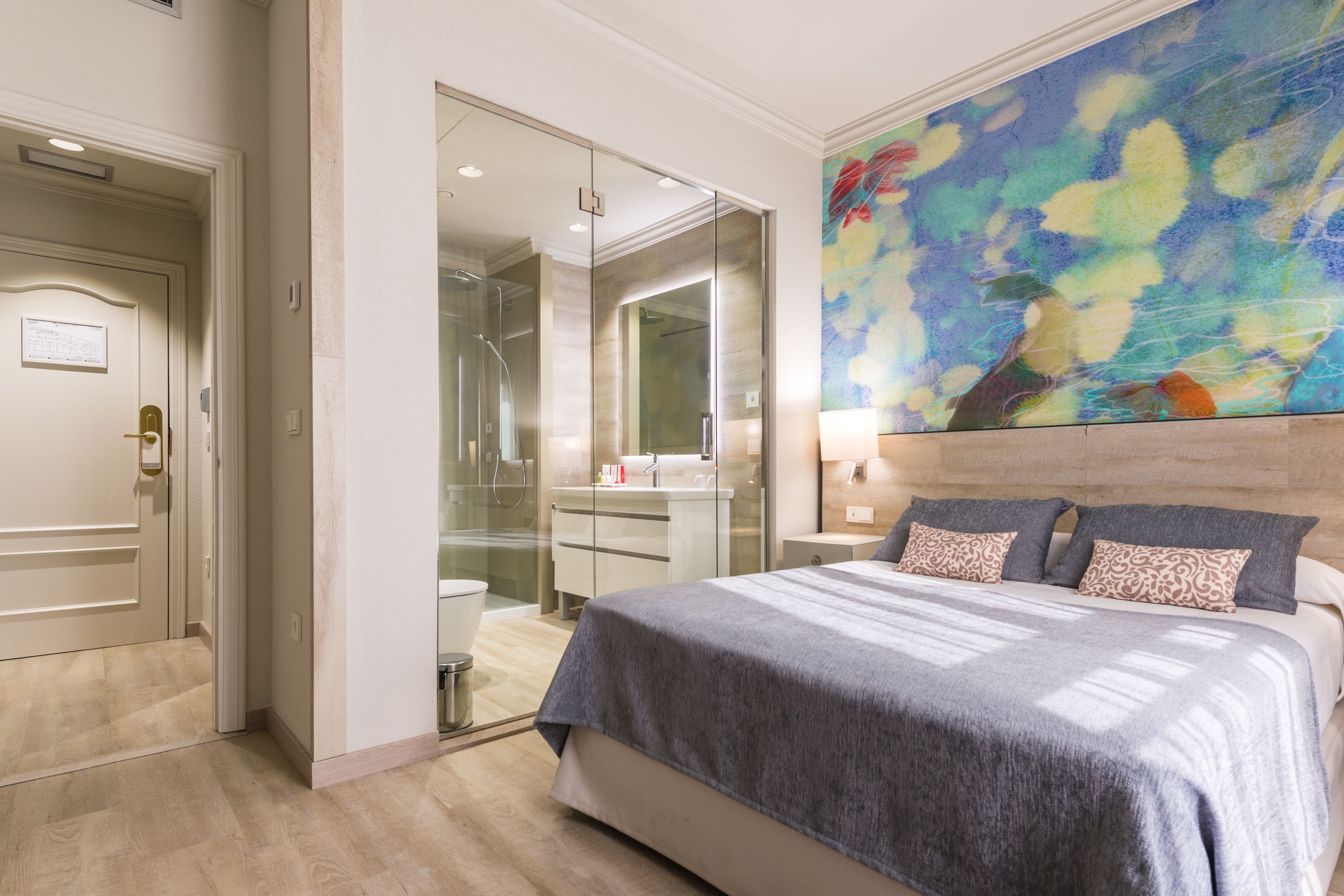 economy room | in-room safe, desk, laptop workspace, blackout curtains