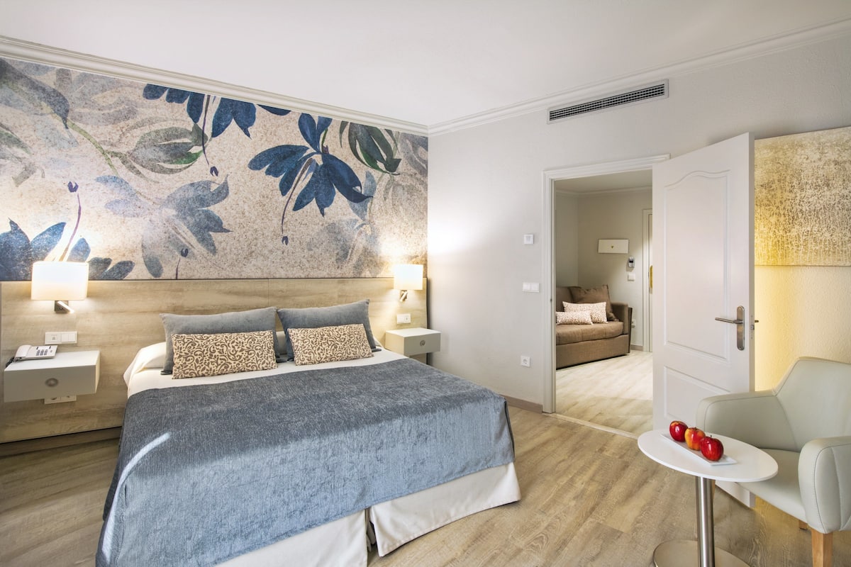 Family Room | In-room safe, desk, laptop workspace, blackout drapes