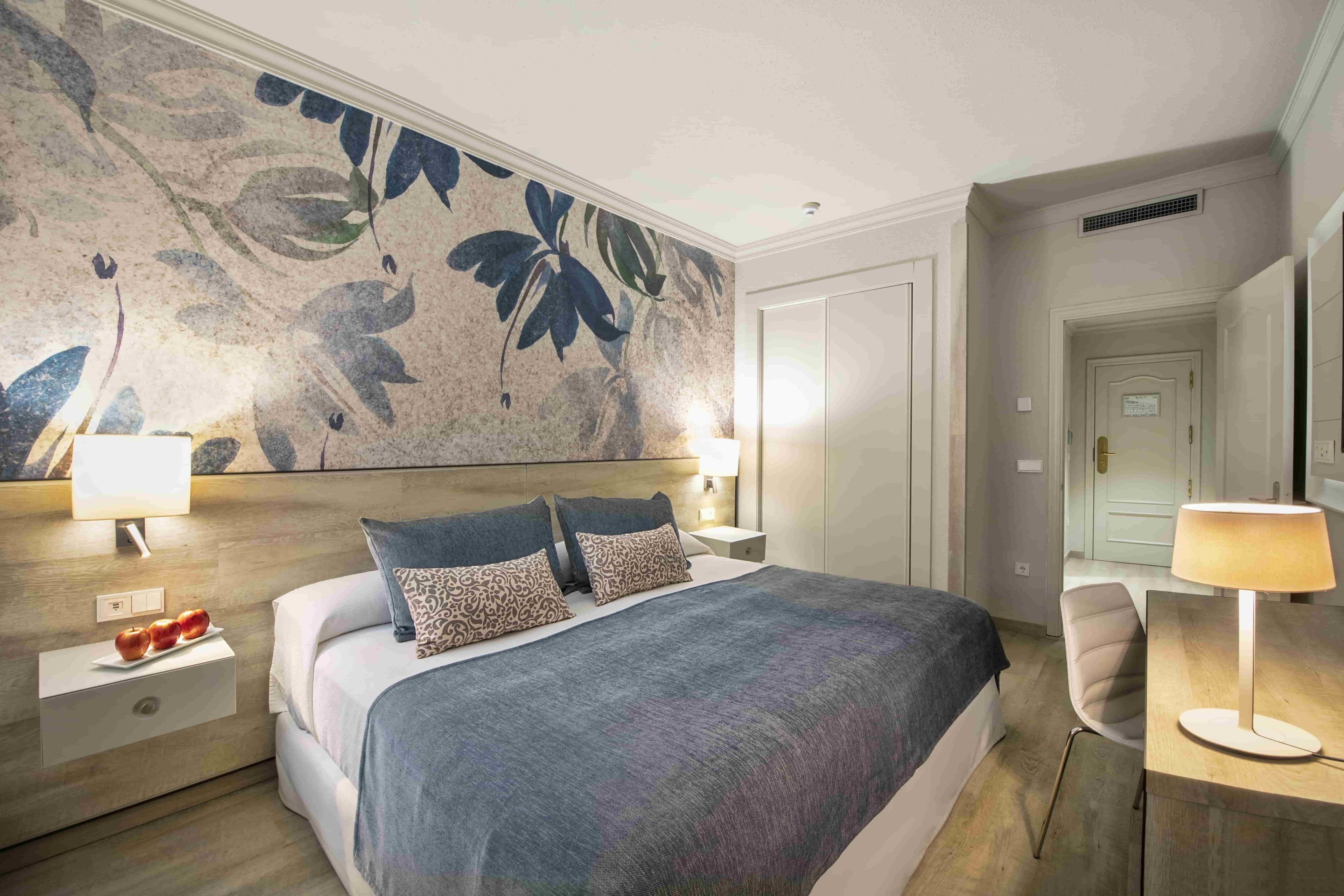 雙人房 | 房內夾萬、書桌、手提電腦工作空間、遮光窗簾/窗簾