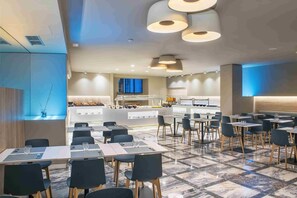 Café da manhã com buffet todos os dias (EUR 16 por pessoa) 