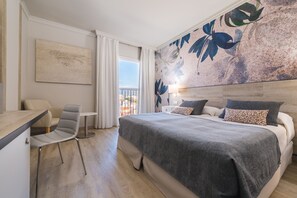 Quarto família | Cofres nos quartos, escrivaninha, espaço de trabalho para notebook