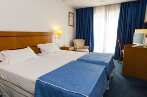 Caja de seguridad en la habitación y escritorio 