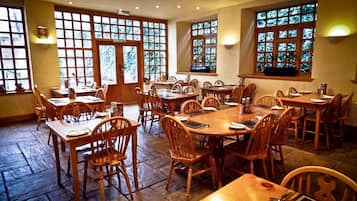 Café da manhã completo todos os dias (GBP 14 por pessoa)
