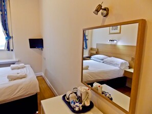 Budget Double Room, En-Suite | セーフティボックス (室内)、防音設備、WiFi (無料)、ベッドシーツ