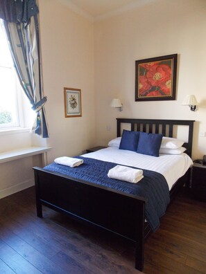 Budget Double Room, En-Suite | Zimmersafe, schallisolierte Zimmer, kostenloses WLAN, Bettwäsche