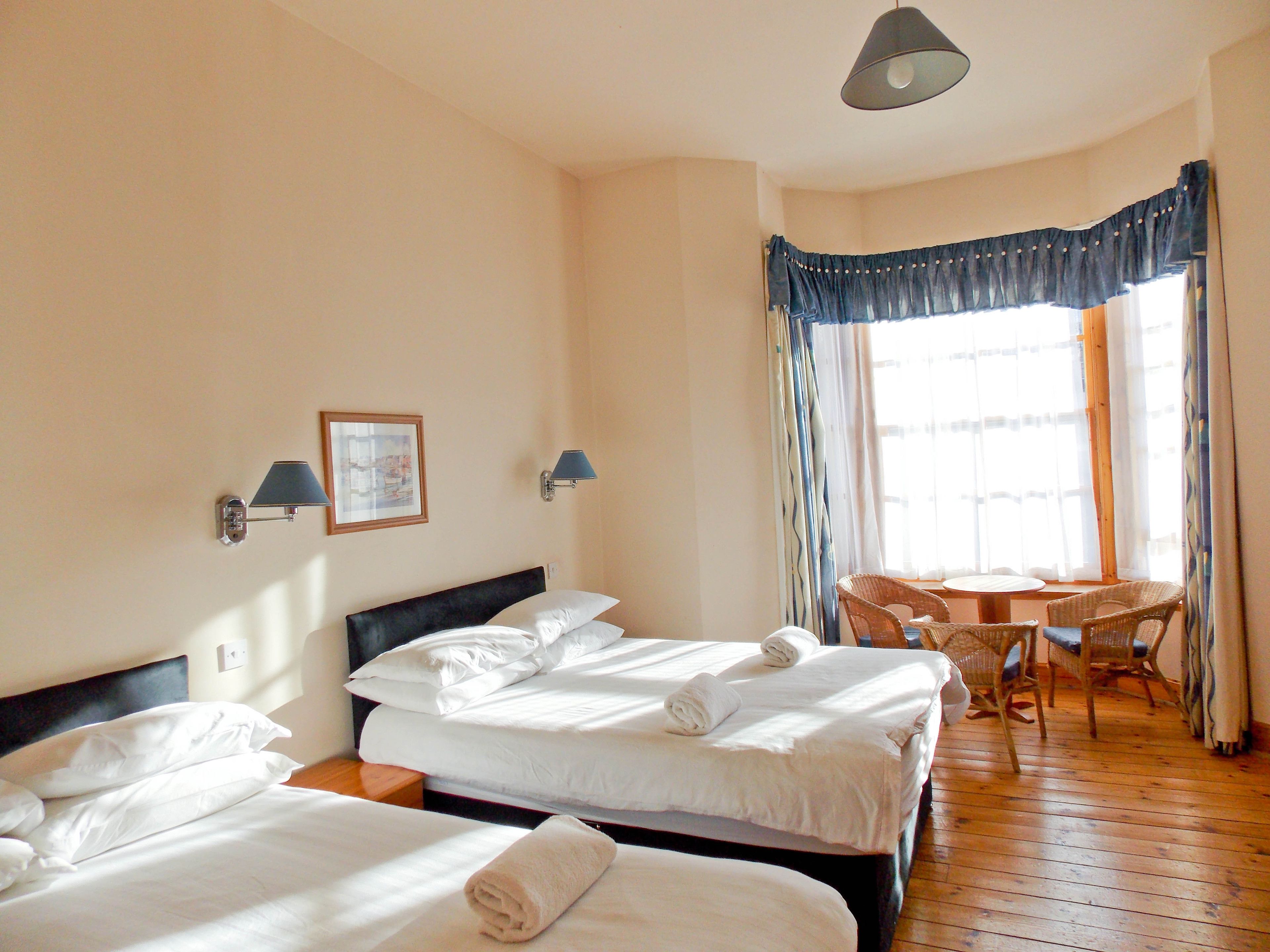 4 人部屋 (Ensuite) | セーフティボックス (室内)、防音設備、WiFi (無料)、ベッドシーツ