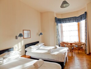 Quadruple Room (Ensuite) | In-room safe, soundproofing, free WiFi, bed sheets - The Victorian House (Glasgow)