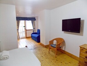 Family Room (Ensuite) | In-room safe, soundproofing, free WiFi, bed sheets - The Victorian House (Glasgow)