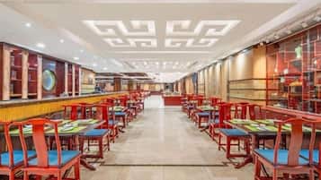 供應午餐和晚餐