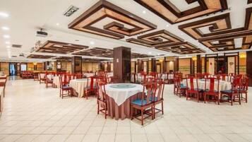 Lunch and dinner served