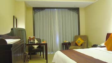 Escrivaninha, cortinas blackout, quartos à prova de som