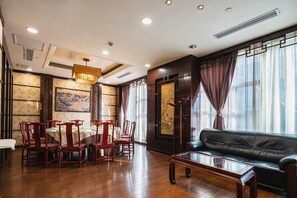 Déjeuner et dîner servis sur place