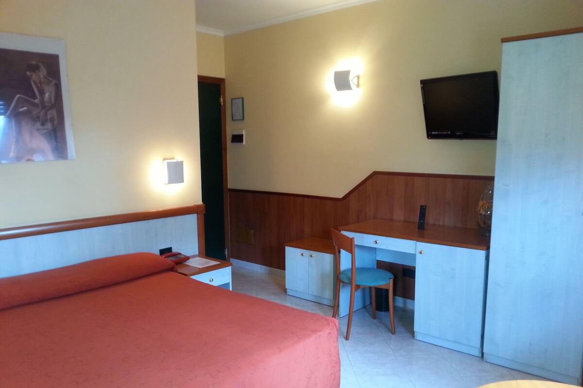 1 dormitorio, minibar, caja fuerte y escritorio