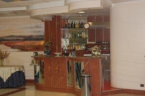 2 Bars/Lounges