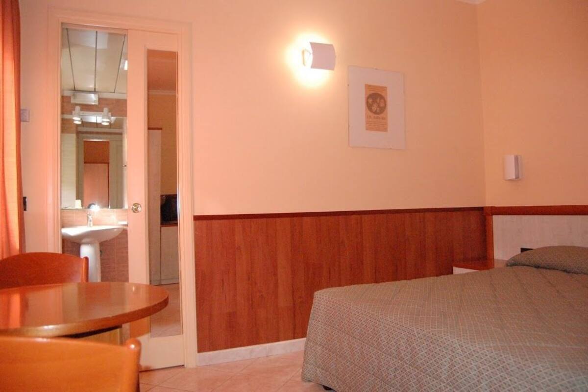 Habitación individual, 2 camas individuales | 1 dormitorio, minibar, caja fuerte y escritorio