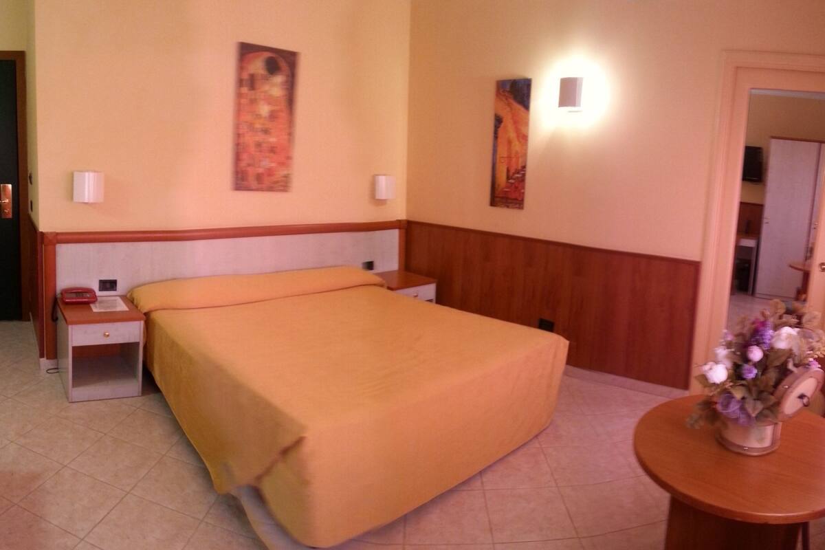 1 dormitorio, minibar, caja fuerte y escritorio