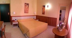 1 dormitori, minibar, caixa forta a l'habitació i escriptori 