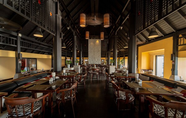 2 restaurants, lunch served
