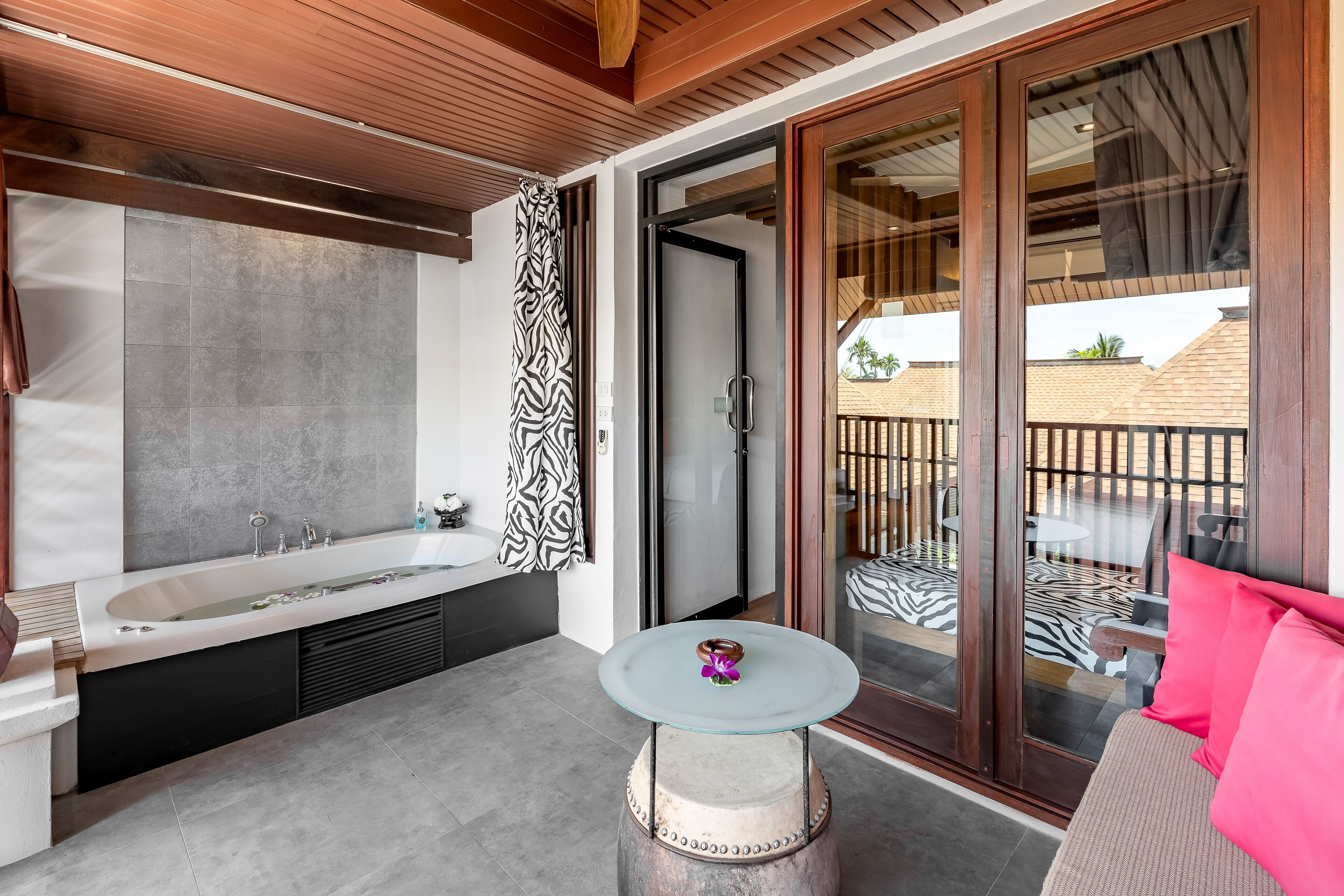 deluxe balcony suite | jetted bathtub