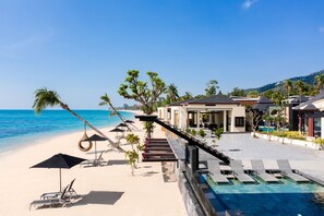 On the beach, white sand, sun loungers, beach umbrellas - Pavilion Samui Villas & Resort (Koh Samui)