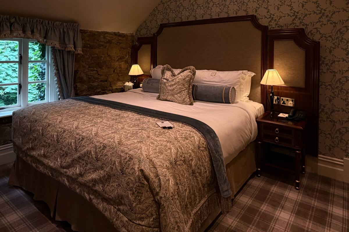 Abbey Double Room | Desk, iron/ironing board (on request), WiFi (free), bed sheets