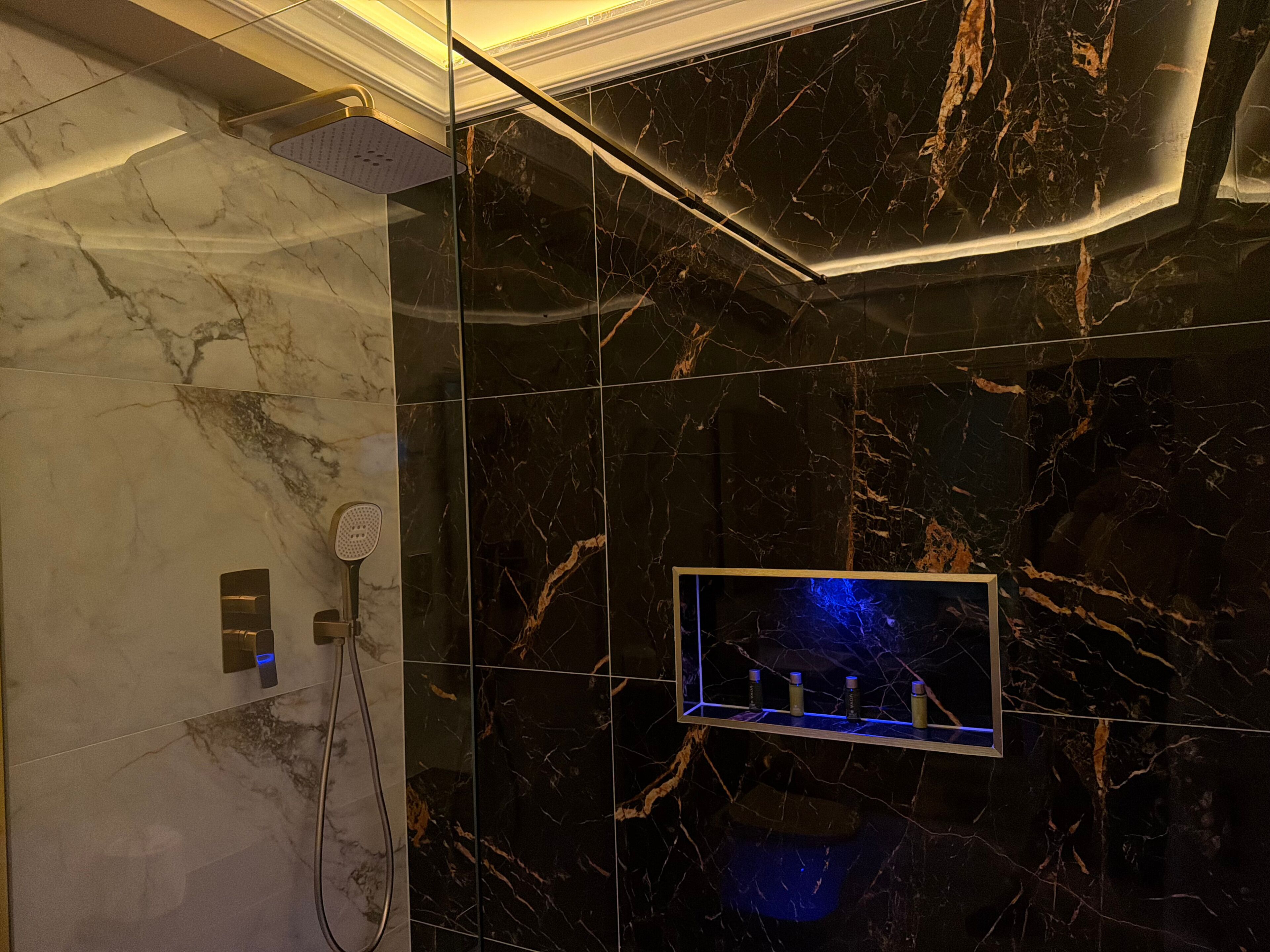 Amenidades de baño de diseñador, secadora de cabello, toallas 