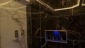 Amenidades de baño de diseñador, secadora de cabello, toallas