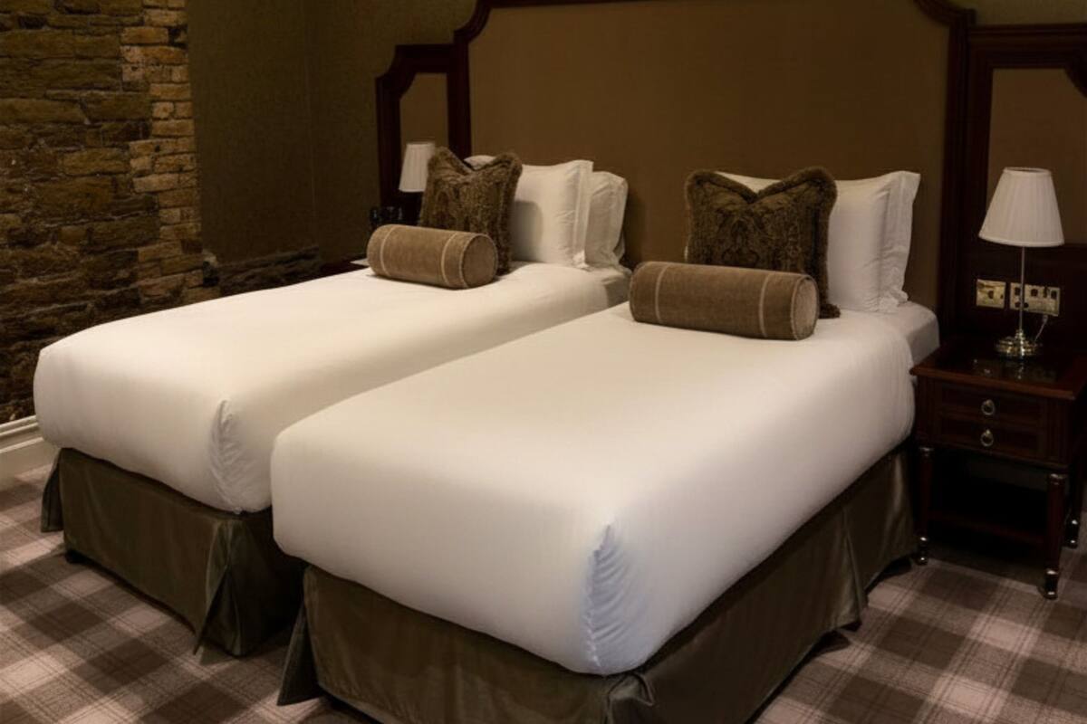 Abbey Twin Room | Desk, iron/ironing board (on request), WiFi (free), bed sheets
