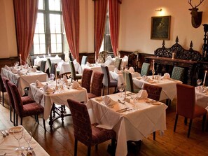 Petit-déjeuner et dîner servis sur place