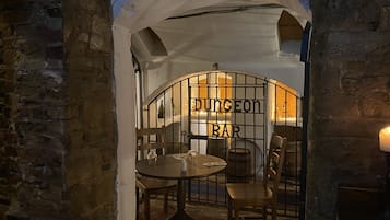 2 bares o lounges