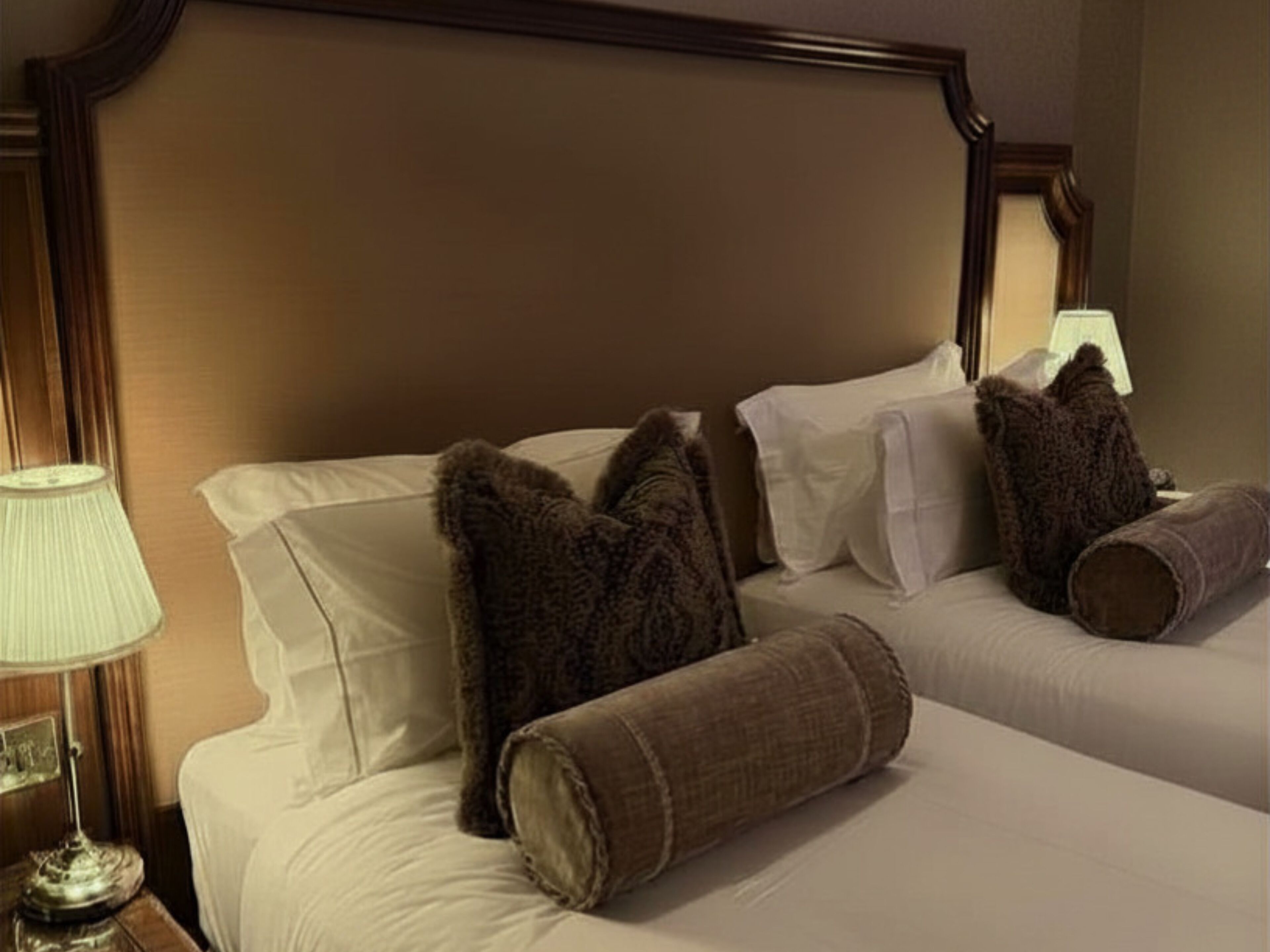 Abbey Twin Room | Escritorio, tabla de planchar con plancha, wifi gratis y ropa de cama 