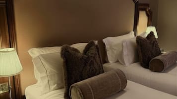 Abbey Twin Room | Escritorio, tabla de planchar con plancha, wifi gratis y ropa de cama