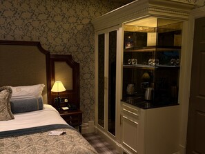Abbey Double Room | Desk, iron/ironing board (on request), WiFi (free), bed sheets - Kinnitty Castle Hotel (Kinnitty)