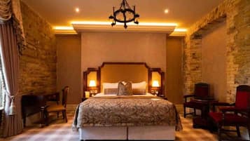 Abbey Double Room | Desk, iron/ironing board (on request), free WiFi, bed sheets